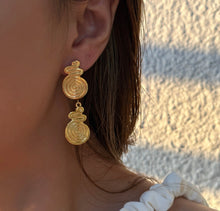 Load image into Gallery viewer, Swirl Earrings
